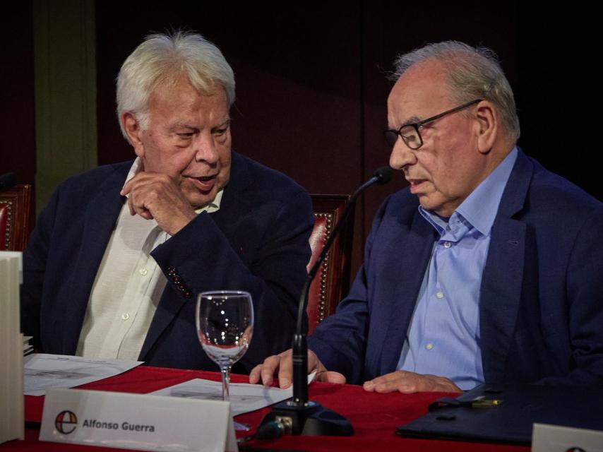 Felipe González y Alfonso Guerra durante la presentación del libro del segundo.