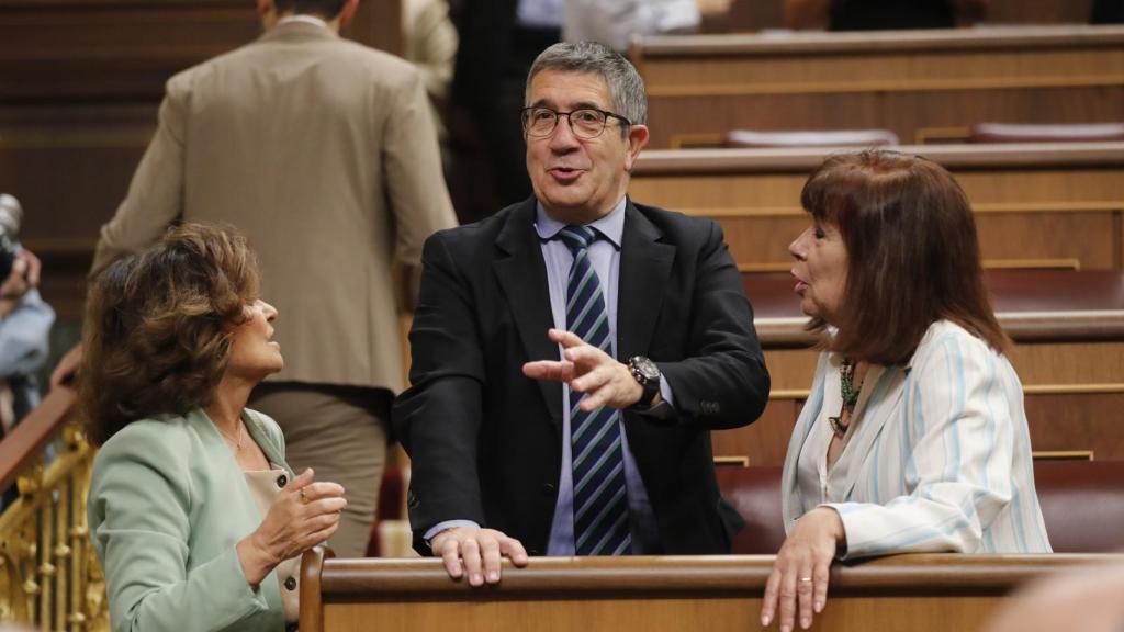 Patxi López junto a sus compañeras de partido Carmen Calvo y Cristina Narbona.