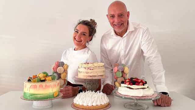 Lorena Ambrosius y Ronald Bloomfield en su obrador de Alcorcón con todas sus tartas; en el centro la 'red velvet'.