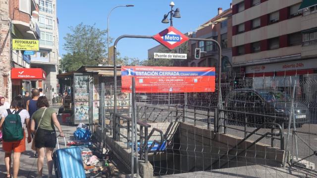 Entrada de la estación de Metro Puente de Vallecas cerrada por las obras de la L1.