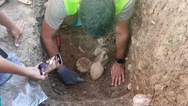 Vídeo del hallazgo de un ungüentario que puede datar de los los siglos III y II a. C. en el Cerro del Villar de Málaga