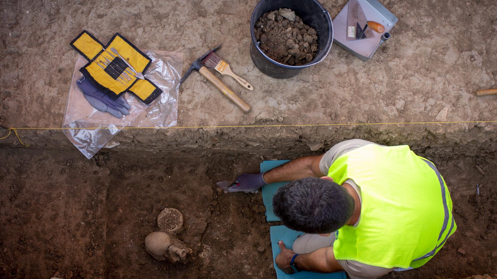 Trabajos de excavación del ungüentario encontrado en el Cerro del Villar de Málaga.