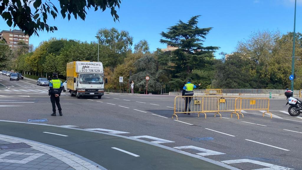 Dos agentes municipales redirigen el tráfico por el Día sin coche