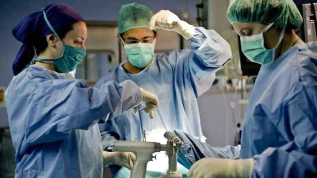 Médicos en una intervención quirúrgica.