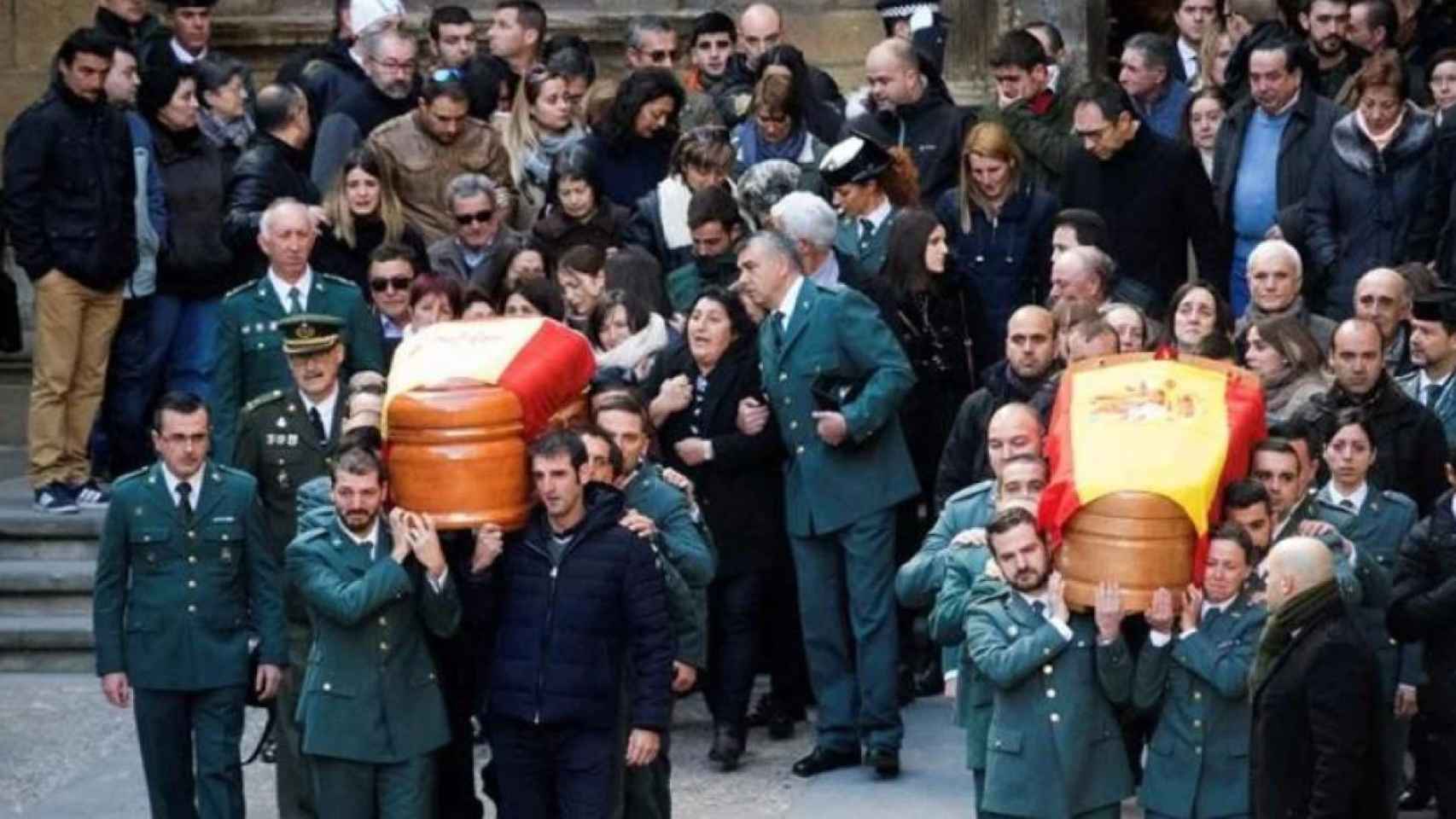 Imagen del funeral de ambos guardias civiles, celebrado en la iglesia de Santa María de Alcañiz