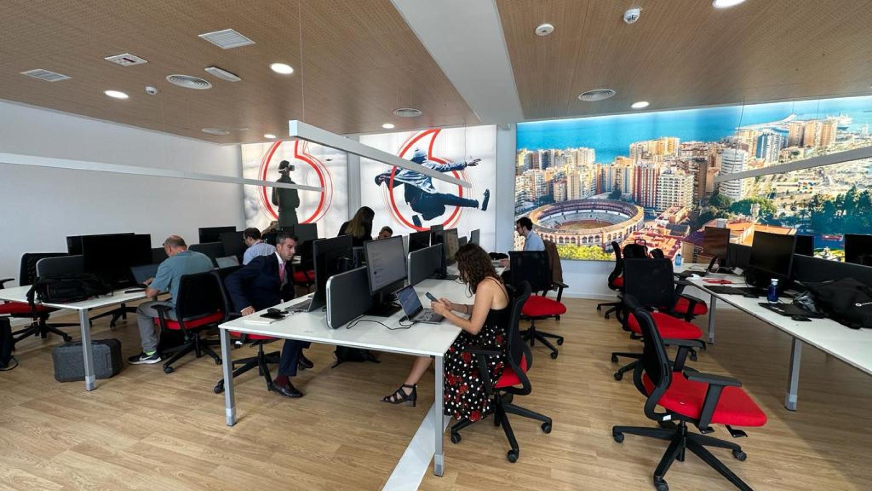 Varios de los profesionales en el nuevo centro de Vodafone en Málaga.