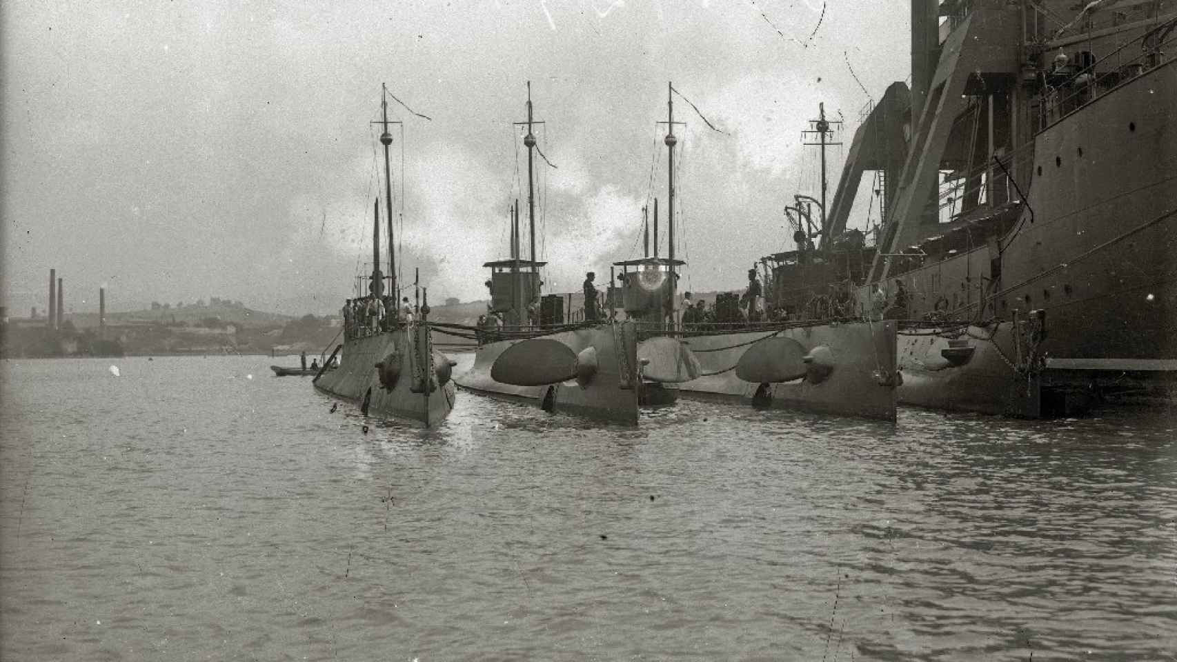 Submarinos clase B junto al buque de apoyo Kanguro en Pasajes, 1922