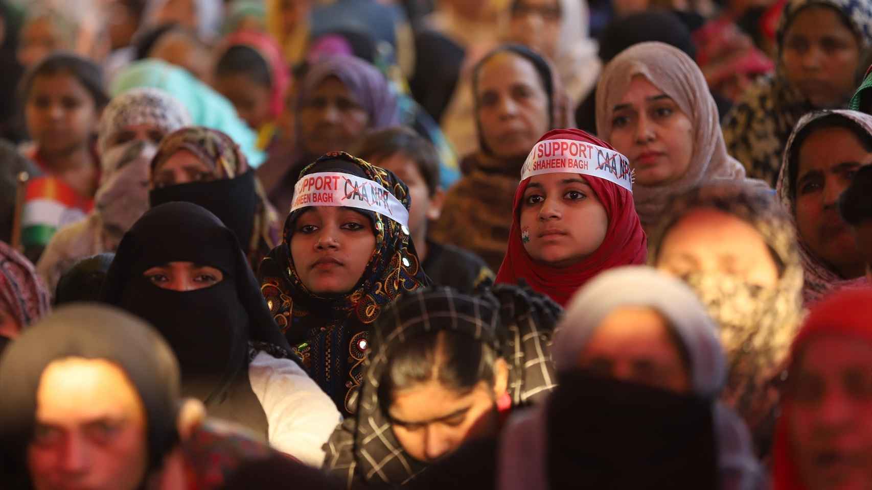 Mujeres indias participan en una manifestación contra la Ley de Enmienda Ciudadana en India.