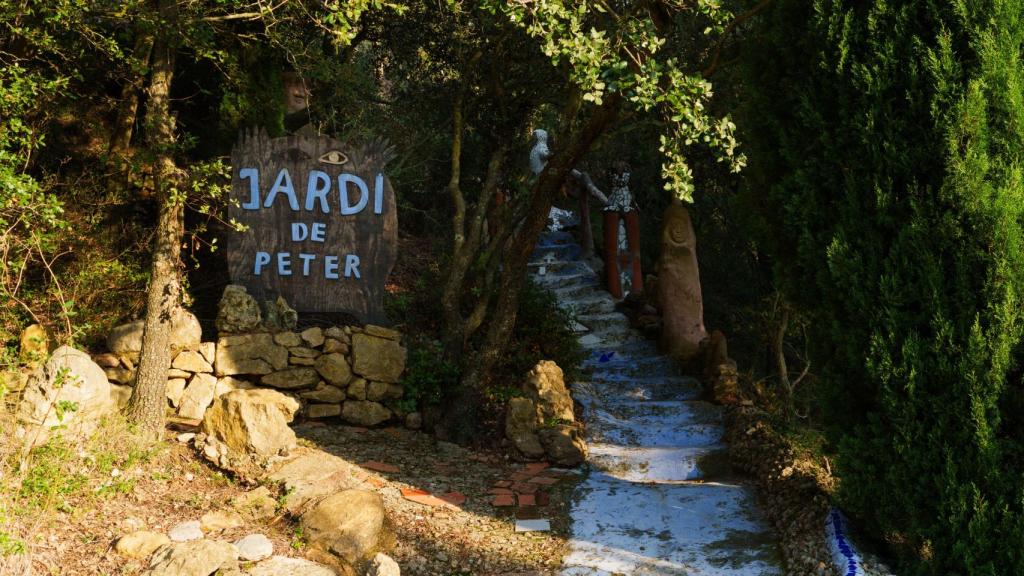 Vista de la entrada de 'El Jardí de Peter' con la escalinata que conduce a su misteriosa ciudad de figuras y edificios.