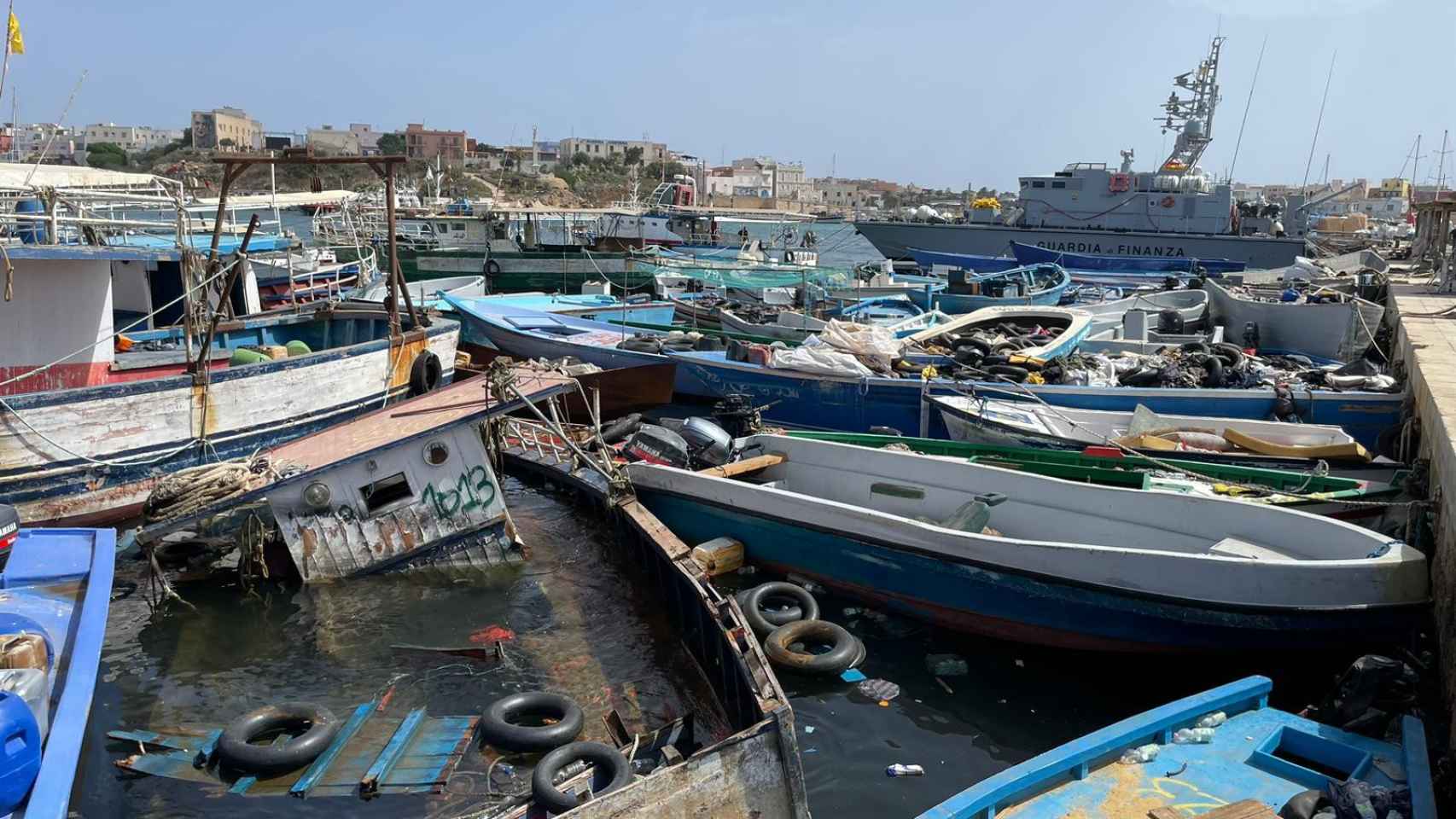 Las pateras que han usado los migrantes en la última oleada a Lampedusa.