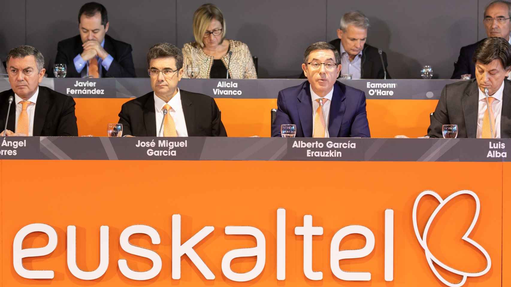 Eamonn O'Hare, consejero delegado de Zegona, en la junta de accionistas de Euskaltel de 2019 (segundo por la derecha en la fila superior)