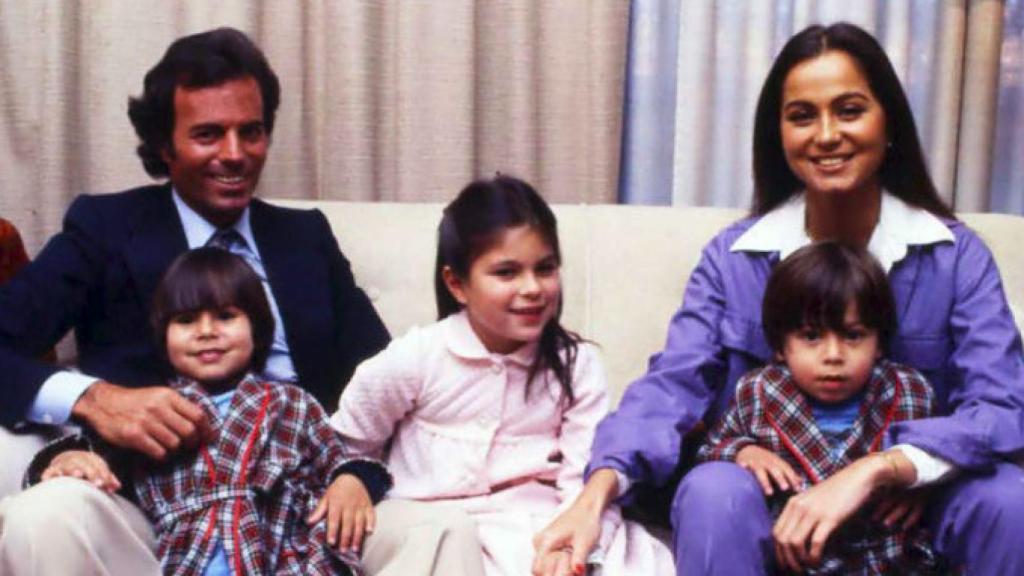 Julio Iglesias, Isabel Preysler y sus hijos Chábeli, Julio José y Enrique.