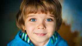 Un niño con los ojos azules, en una imagen de archivo.