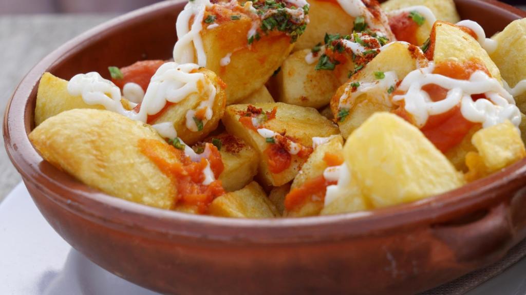 Una ración de patatas bravas