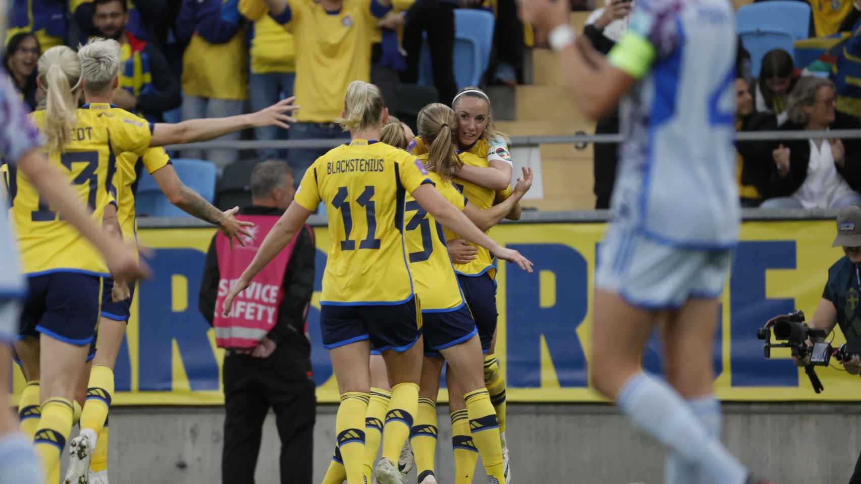 Las jugadoras suecas celebran el primer gol ante España.
