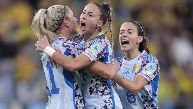 Athenea del Castillo celebra su gol con el resto de jugadoras de la selección española de fútbol