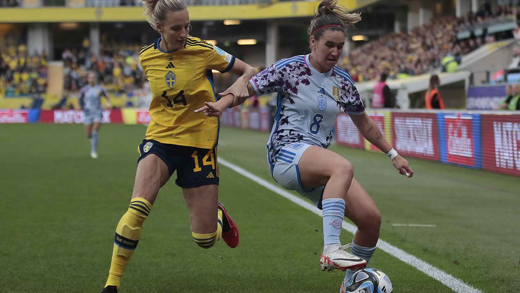Mariona Caldentey controla el balón presionada por una futbolista sueca