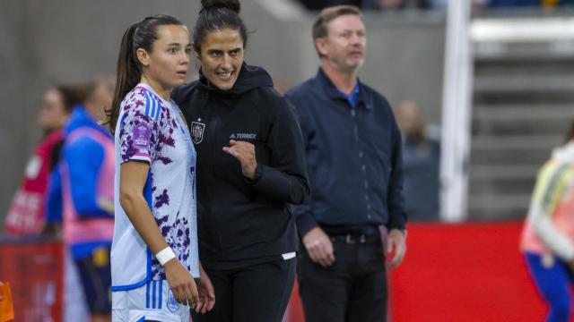 Montse Tomé, junto a Amaiur Sarriegi en el partido ante Suecia.