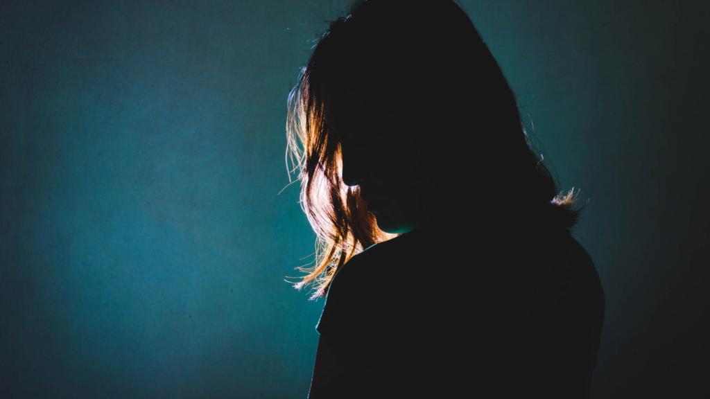 Imagen de archivo de una mujer en la oscuridad. Foto: iStock.