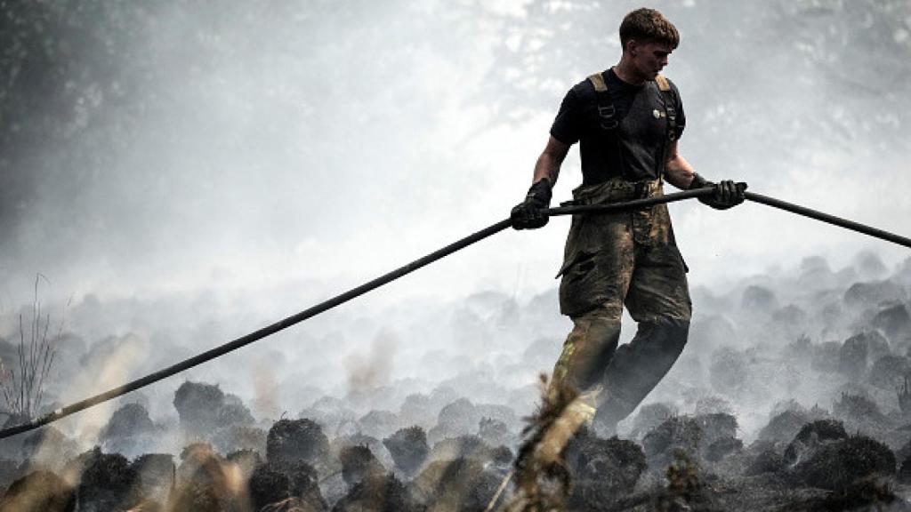 Los bomberos contienen un incendio forestal en Sheffield el 20 de julio de 2022.