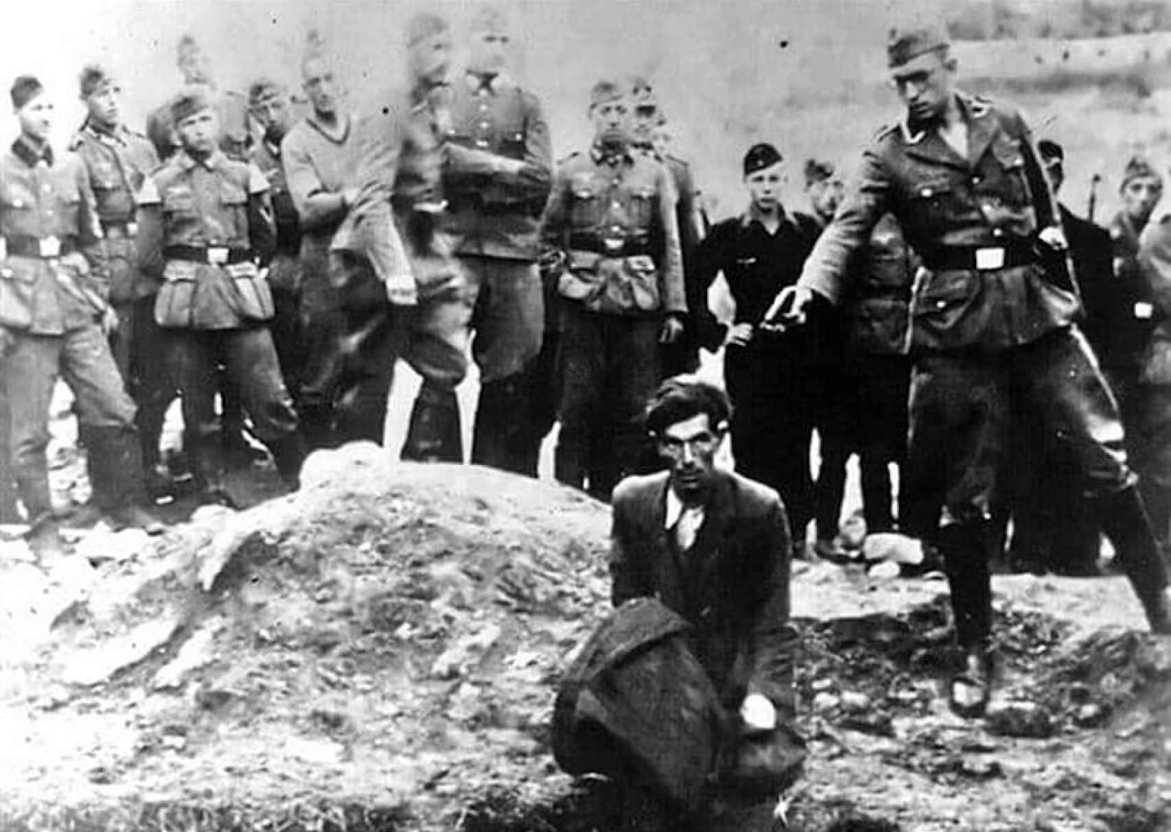 Un prisionero judío a punto de ser ejecutado por un miembro del Einsatzgruppe D, cerca de la aldea ucraniana de Vínnitsa, en 1941.