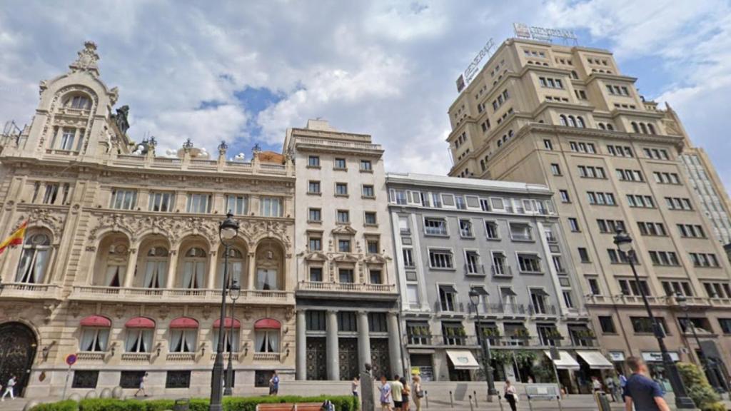 En el centro, el edificio de Alcalá 17, donde la cadena vasca Byou abrirá un hotel.