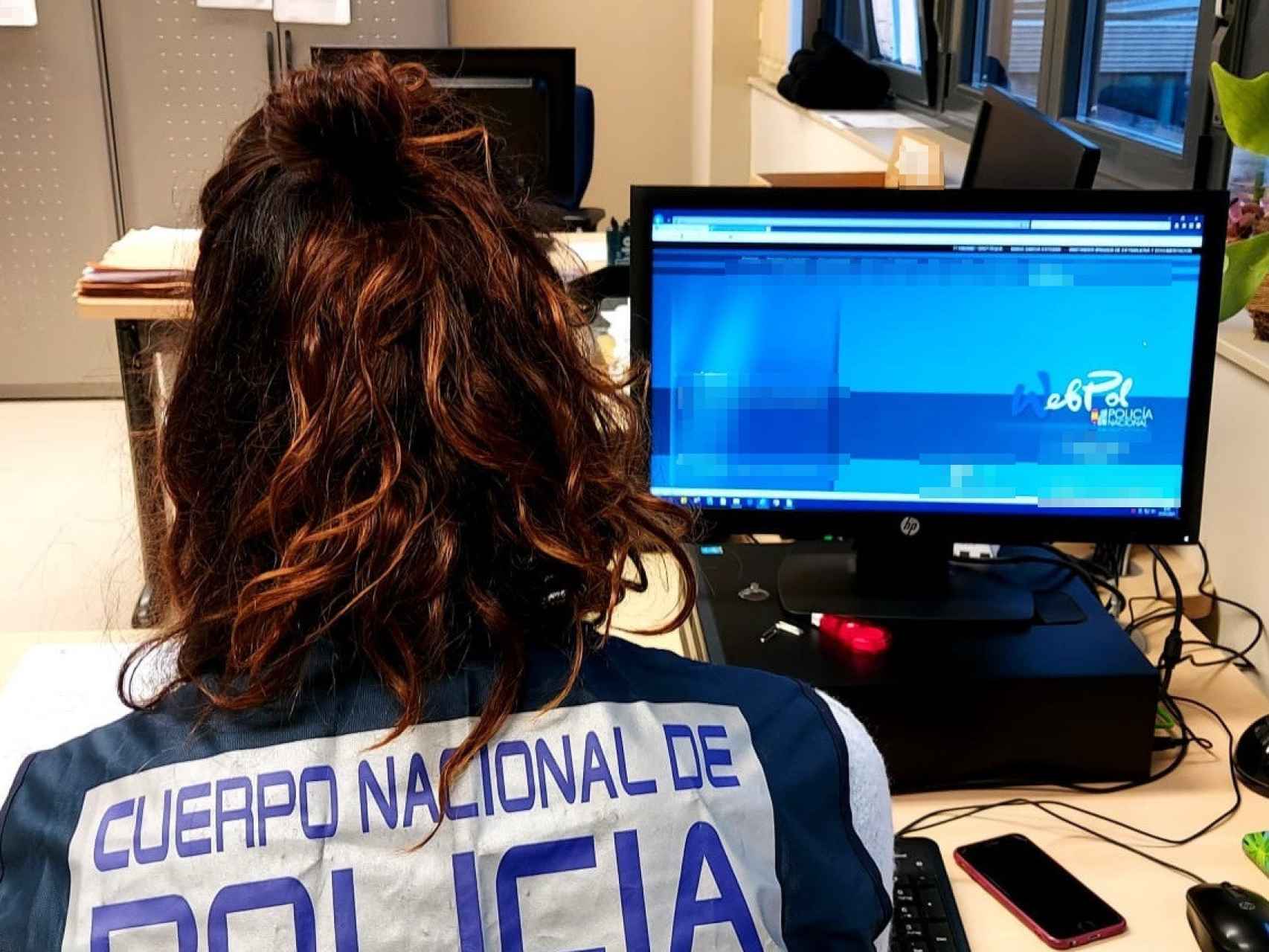 Imagen de archivo de una agente de la Policía Nacional frente a un ordenador.