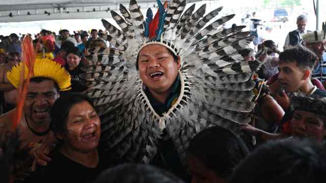 Cientos de indígenas celebraron la decisión de la Corte Suprema, que siguieron a través de pantallas gigantes.