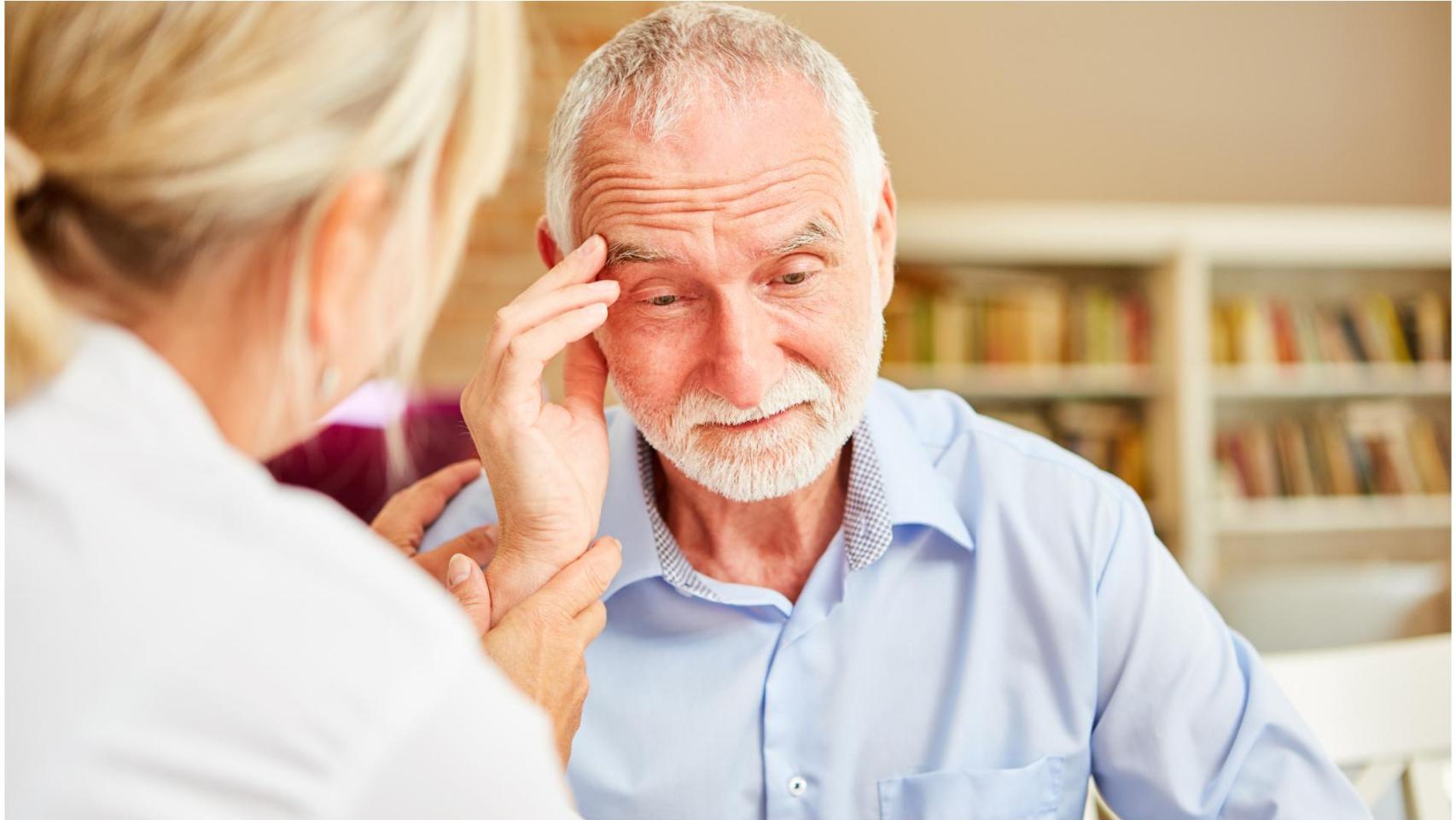 Una persona mayor con Alzheimer
