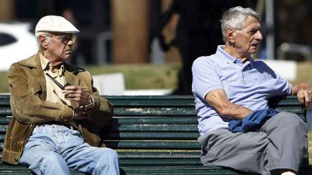 Dos personas de avanzada edad sentadas en un banco