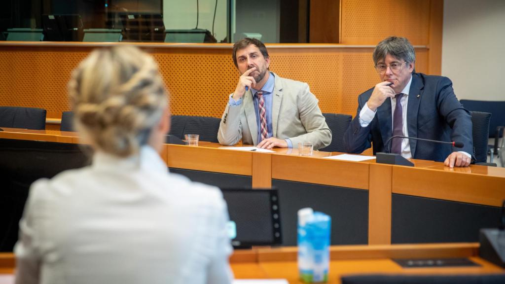 El líder de Junts  Carles Puigdemont y Antoni Comín, escuchan a la vicepresidenta segunda del Gobierno, Yolanda Díaz,  el pasado 4 de septiembre en el Parlamento europeo, en Bruselas (Bélgica).