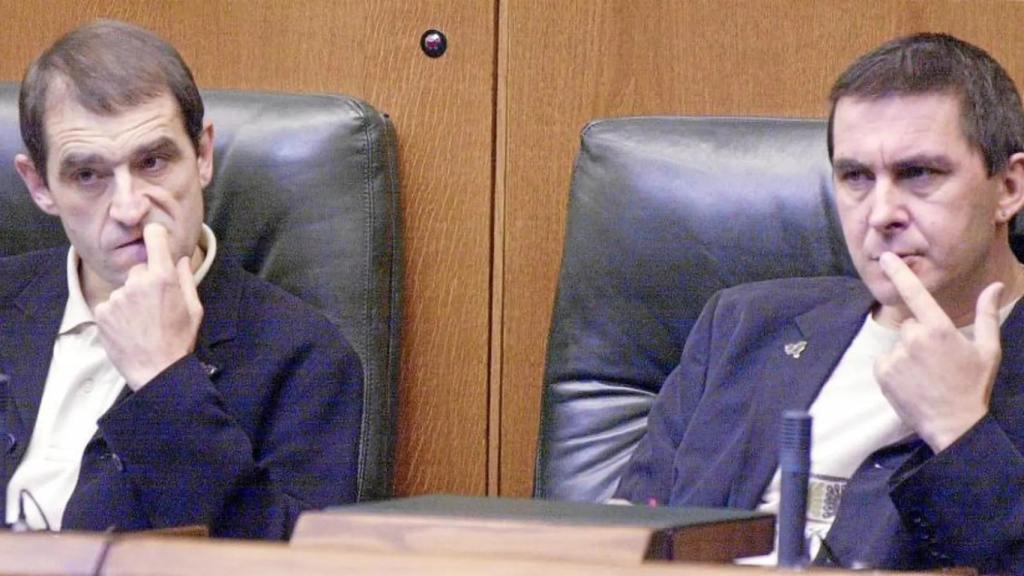 Josu Ternera, exjefe de ETA, y Arnaldo Otegi, coordinador general de EH Bildu, comparten escaño en el Parlamento Vasco como diputados Herri Batasuna, en 2002.