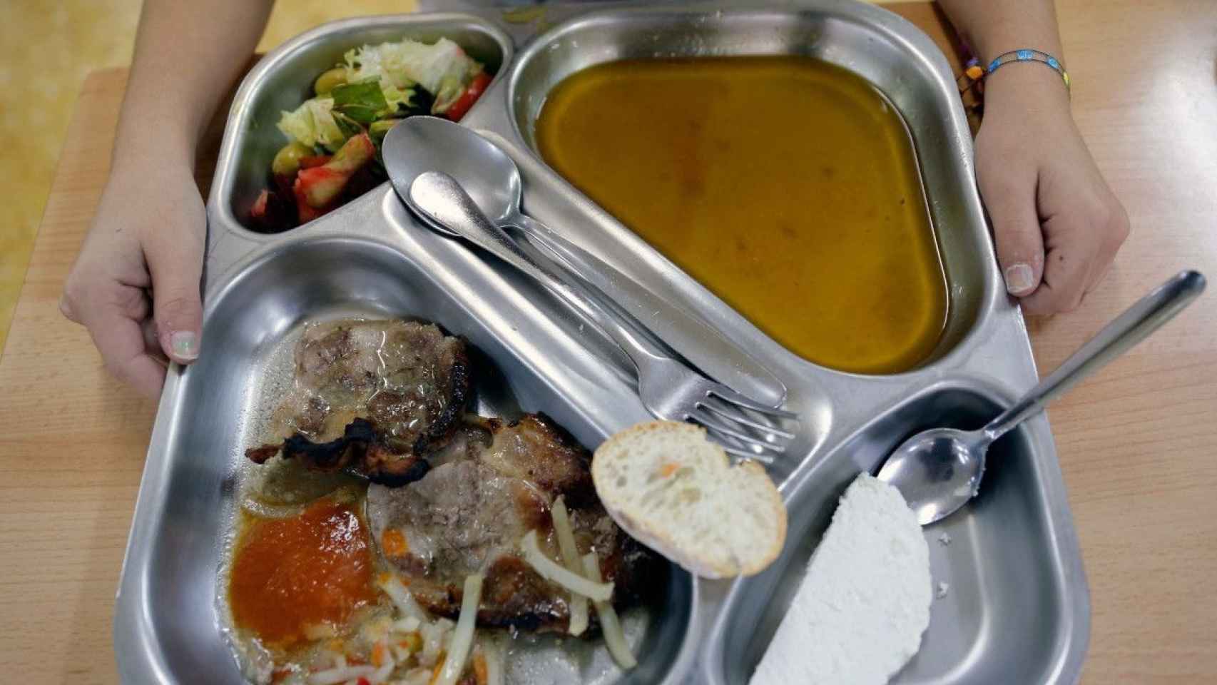 Ración de una comida en un comedor escolar.