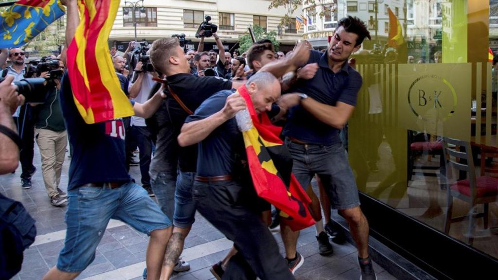 Enfrentamientos entre los asistentes a la tradicional manifestación de entidades de izquierda y nacionalista del 9 d'Octubre de 2017.
