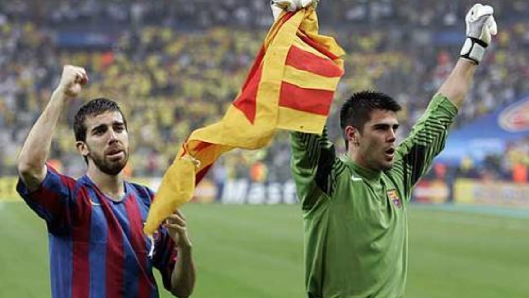 Oleguer, a la izquierda, junto a Víctor Valdés sujetando una bandera de Cataluña