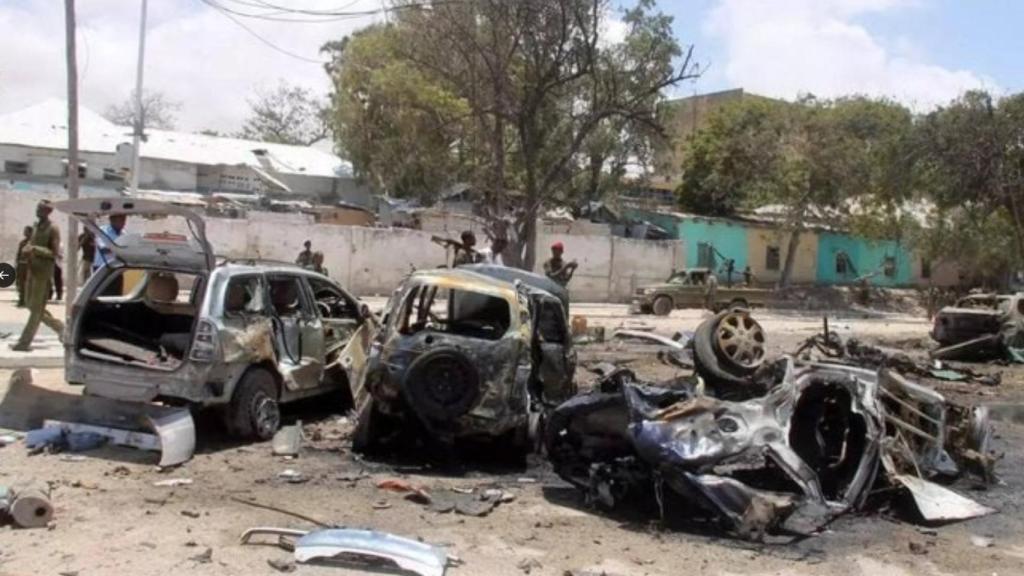 Coches calcinados tras explotar el camión bomba.