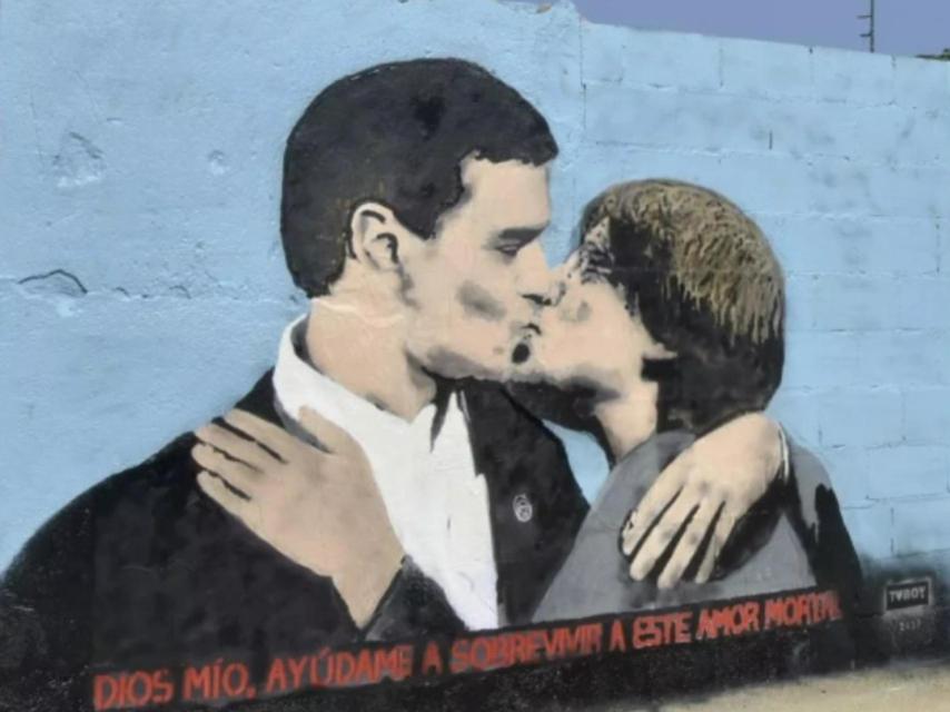 El artista Tvboy pinta el beso entre Sánchez y Puigdemont en el parque de Glòries de Barcelona.