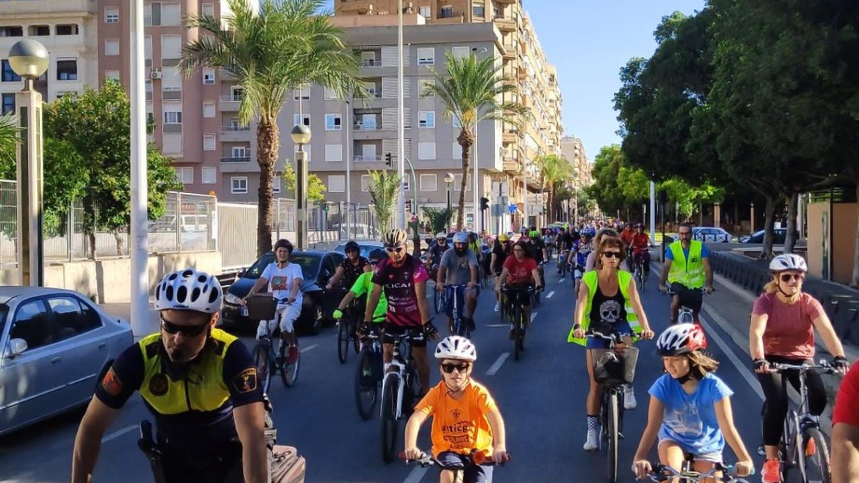 Una marcha ciclista protesta en Elche contra el desmantelamiento de carriles bici