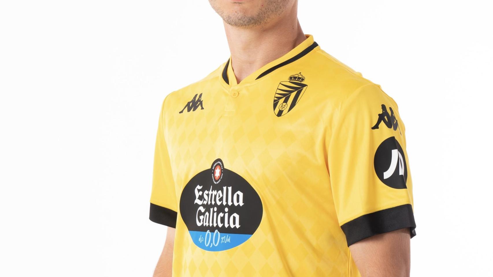 Un jugador del Real Valladolid con la equipacion amarilla