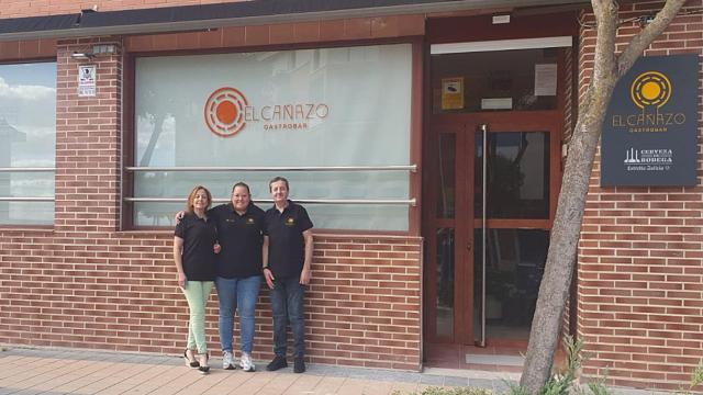 Maite, Mayte y Carlos en el nuevo bar que abrirá sus puertas en breve