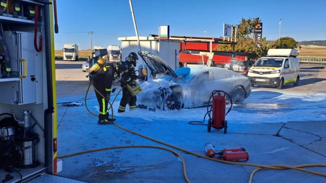 Imagen del trabajo de los Bomberos de la Diputación en la estación de servicio de Simancas