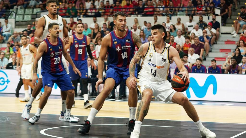 Willy Hernangómez defiende a Deck. Al fondo, Facu Campazzo