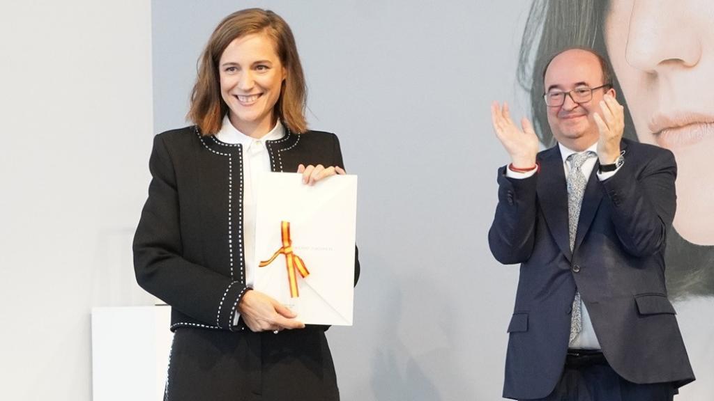 La directora Carla Simón, que recibe el Premio Nacional de Cinematografía 2023, y el ministro de Cultura Miquel Iceta. Foto: Europa Press