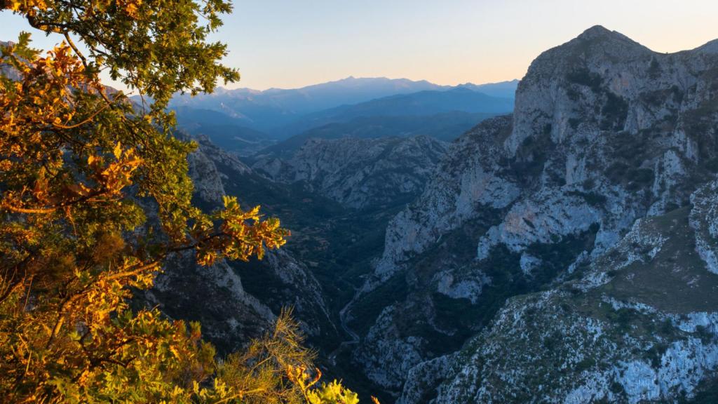 Así es el desfiladero más largo de España: 174 curvas por carretera y un sendero circular a pie