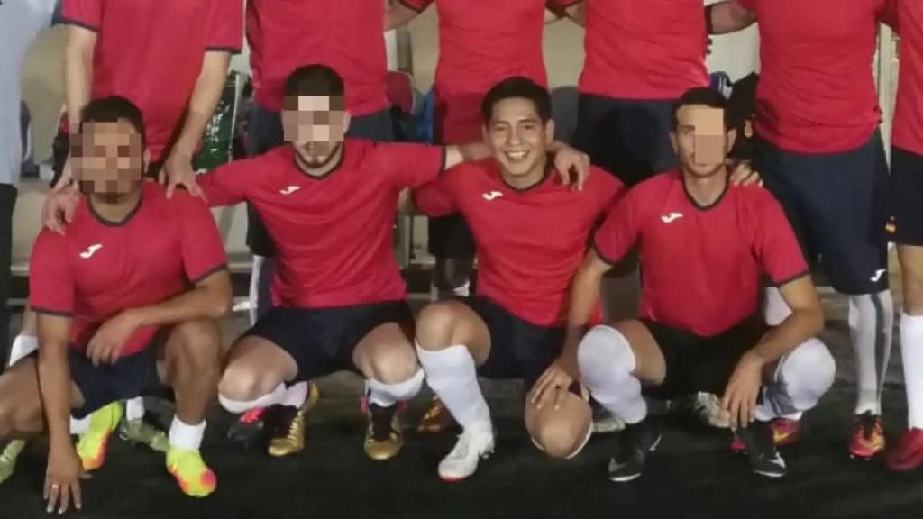 Bryan (c), detenido por la supuesta muerte de Maravillas, en un equipo de fútbol con el que jugó un campeonato en Las Torres de Cotillas.