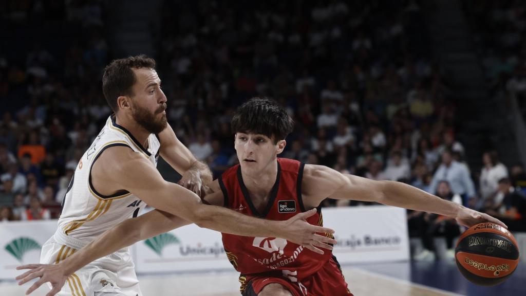 Lucas Langarita se lleva el balón ante Sergio Rodríguez.