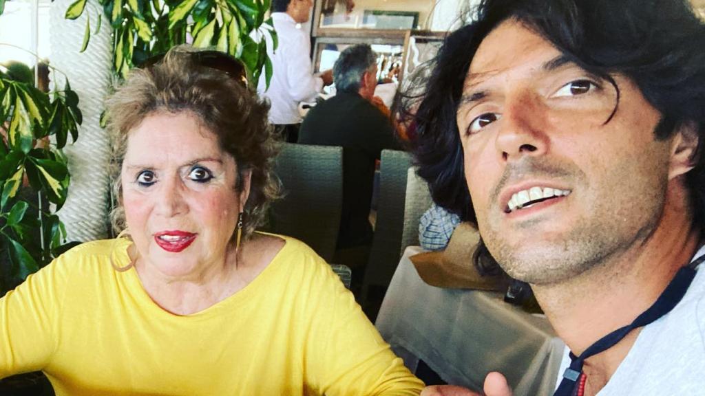 Alejandro junto a su madre, María Jiménez, en una fotografía de sus redes.