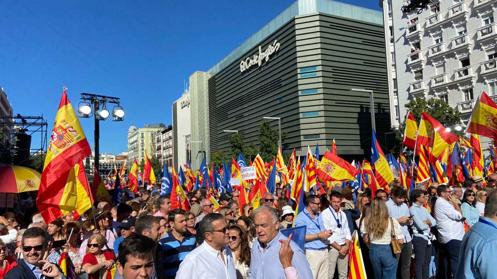 Miles de manifestantes se agolpan en la Plaza de Felipe II de Madrid