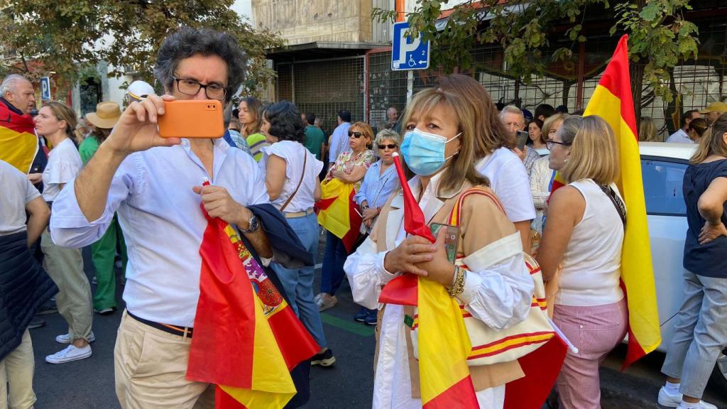 Manifestantes deciden seguir los discursos por el móvil