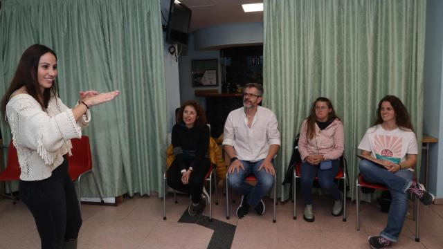 La profesora Helena Aparicio dando una clase de lengua de signos